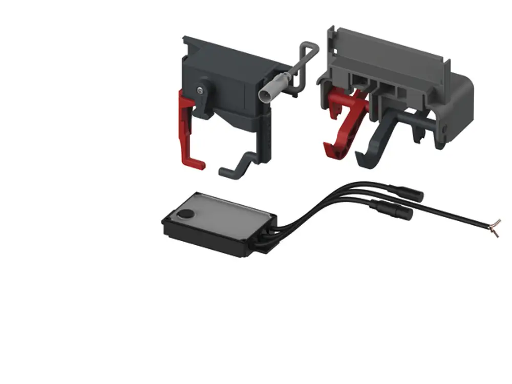Fünf verschiedene Bauteile einer TECEplanus WC-Fernauslösung, inklusive Elektrotaster mit Kabel und Anschlusssteckern, angeordnet in einer grafischen Darstellung.